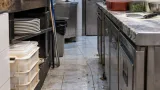 Napoli, sospesa una pizzeria dopo un controllo dell’Asl: blatte nei locali