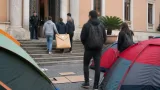 Studenti piantano tende davanti a Palazzo San Giacomo: simbolico «sfratto» al sindaco per il caro affitti