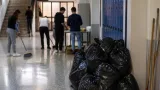 Al Labriola di Napoli gli studenti occupanti puliscono la scuola ogni sera, lo documentano sui social