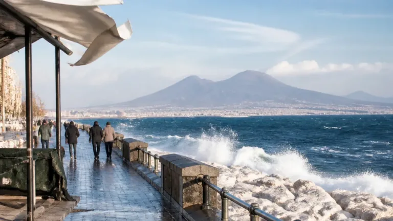 Previsioni meteo in Campania per domenica 25 ottobre: mari mossi a Napoli e Salerno