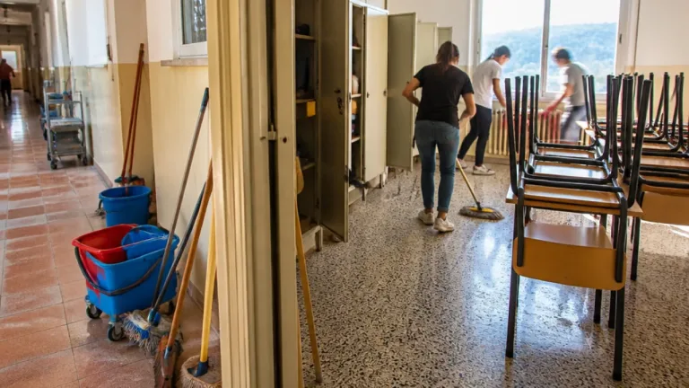 Studenti del Cuoco‑Campanella riordinano la scuola dopo giorni di occupazione